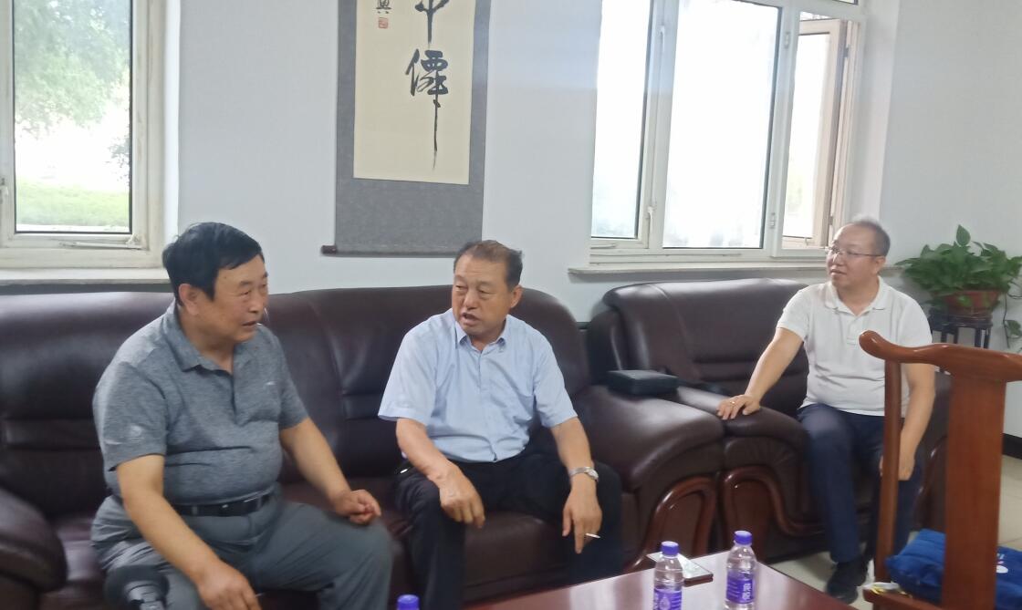 林永亮執(zhí)行會長一行到內蒙古草原萬旗畜牧飼料有限公司和內蒙古東方萬旗肉牛產業(yè)有限公司調研