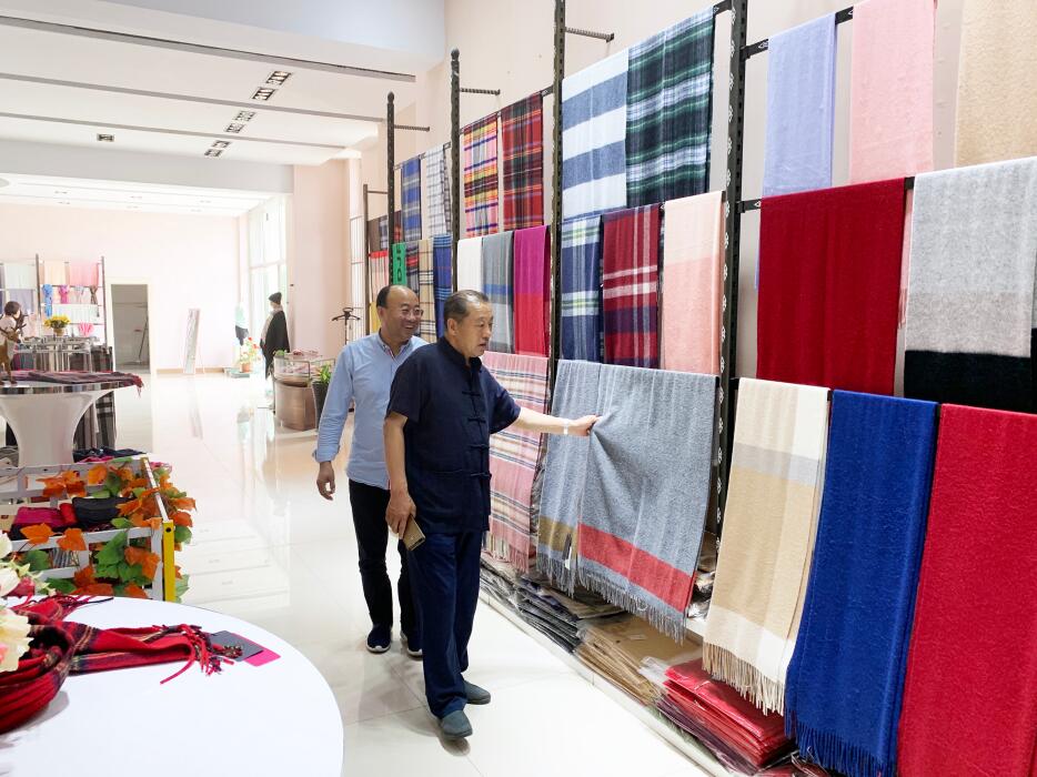 林永亮執(zhí)行會長一行到內(nèi)蒙古德升絨毛制品有限責任公司調(diào)研