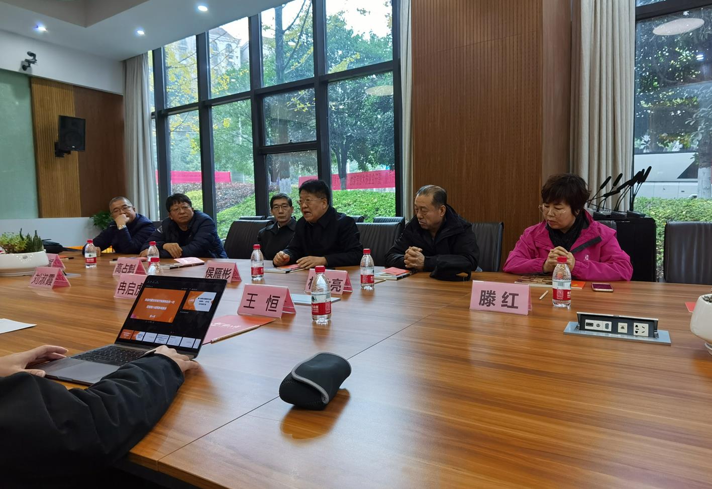 侯雁冰處長(zhǎng)一行到豬八戒網(wǎng)參觀座談
